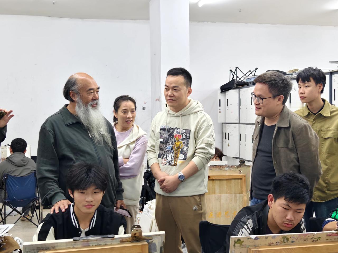 艺考生更需要家长的理解支持和鼓励，家长们能来学校参加家长会，对冲刺艺考的孩子们是