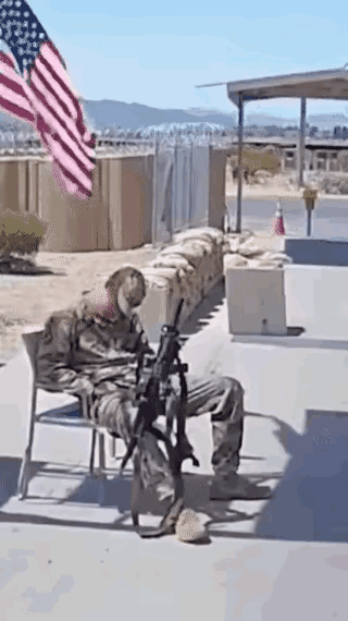 这战斗力怎么打仗，一只猴子就吓跑了～