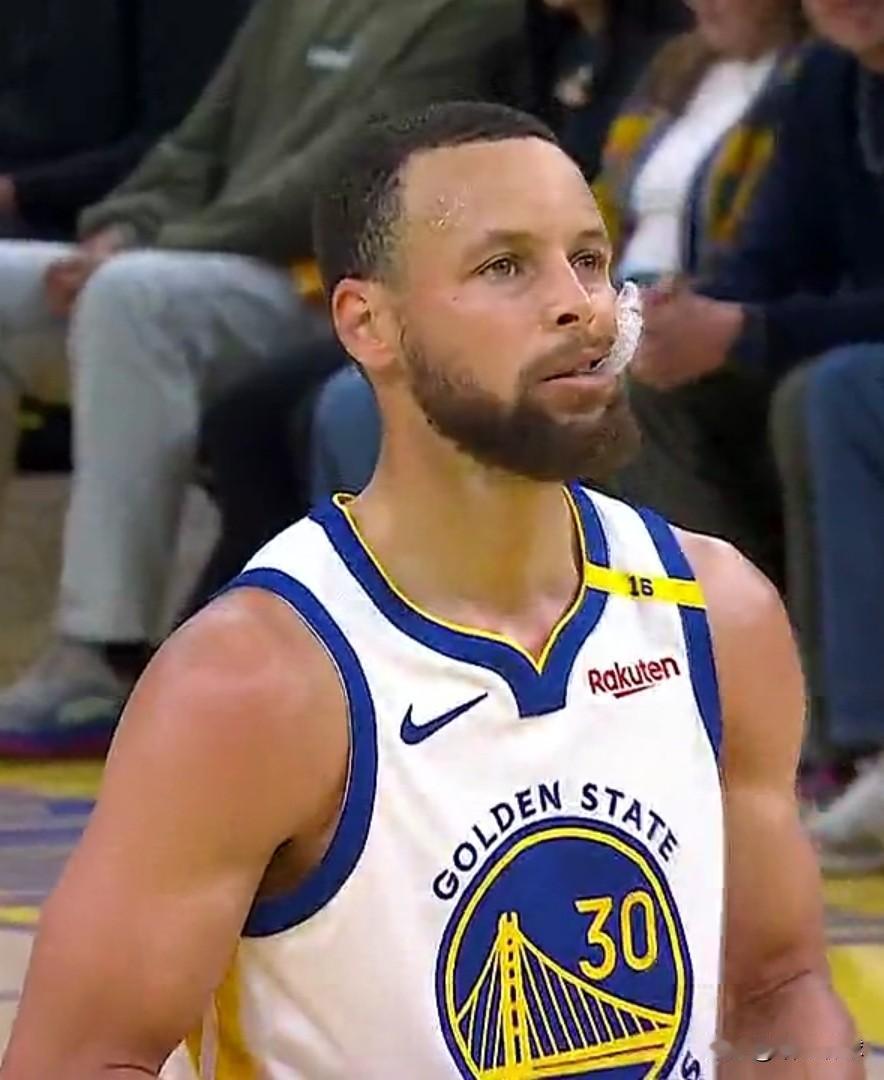 27场比赛打完！！！
勇士13胜14负排名西部第八。
场均出手：88次（联盟第二