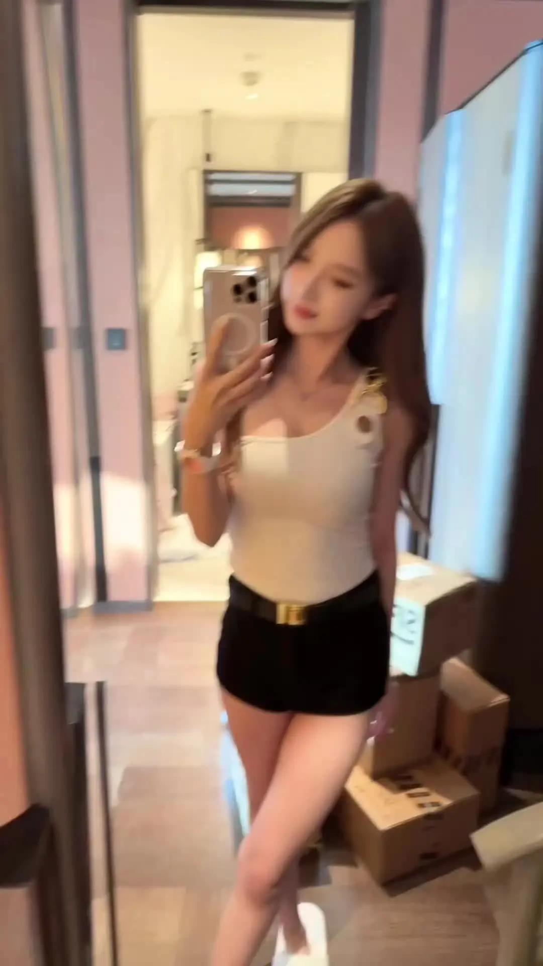 樱花树下站谁都美，我的爱给谁都热烈，不是你好，是我好