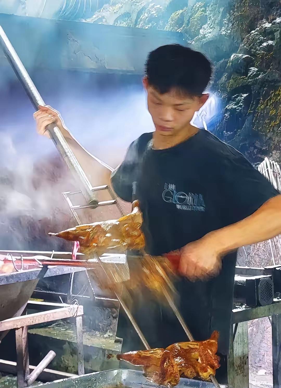 烤鸡少年为啥总被挑刺？
​原因其实很简单，

没红时一天卖20只、熬夜到凌晨，没