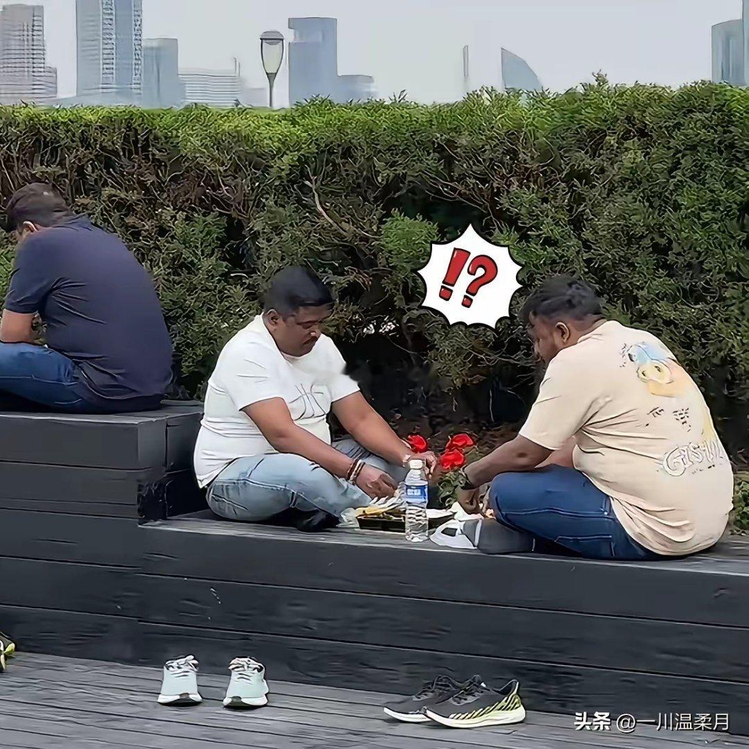 印度游客外滩怼人：恒河能扔这儿也能？ 