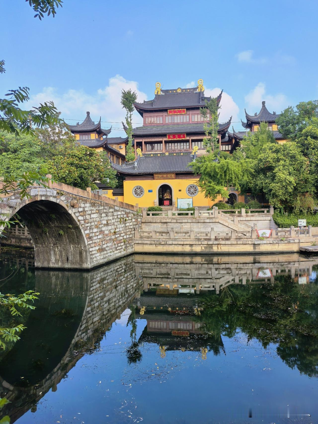 夏秋之交，东坡公园门外长廊下，
坐看古运河汊边上的黄墙黛瓦，飞檐翘角上的蓝天白云