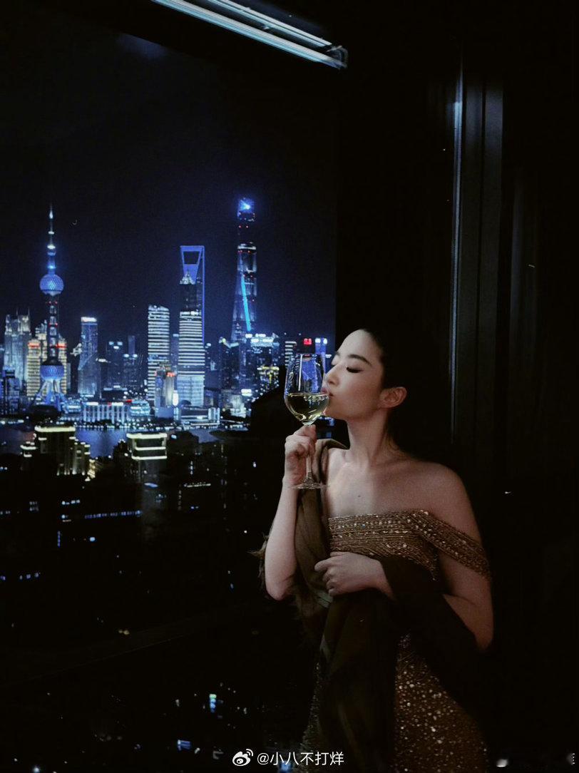 你可以永远相信刘亦菲的氛围感 东方明珠、酒杯、夜景、氛围感和贵气感双双拉满！随随