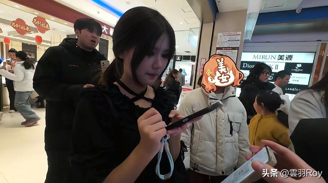 交友第一步是什么，当然是问年龄。不然分分钟踩雷。
起因是一位博主在商场偶遇心动女