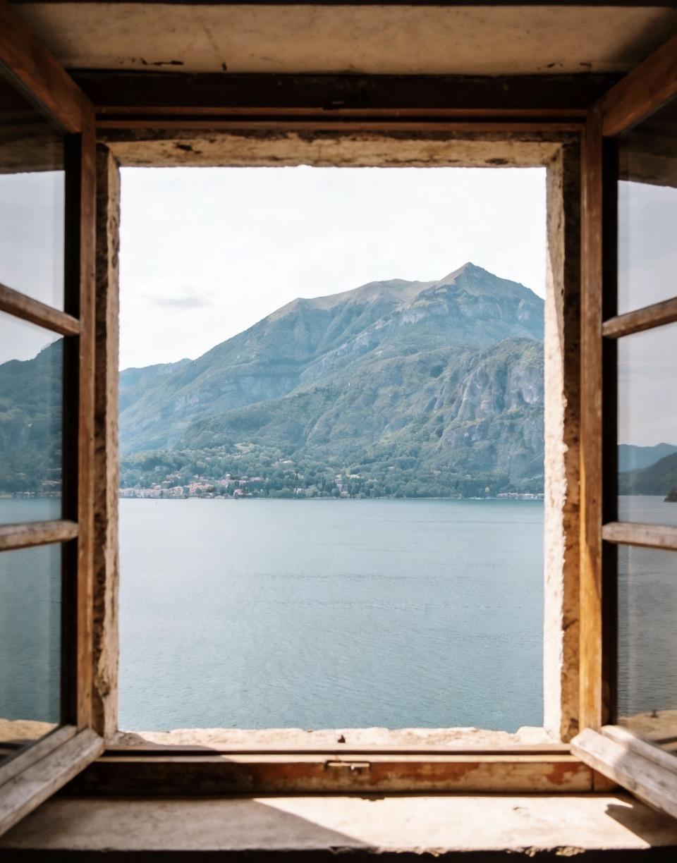 透过老窗，看湖光山色，岁月静好。这扇老窗，像是时光的取景框，框住了这一方绝美的湖