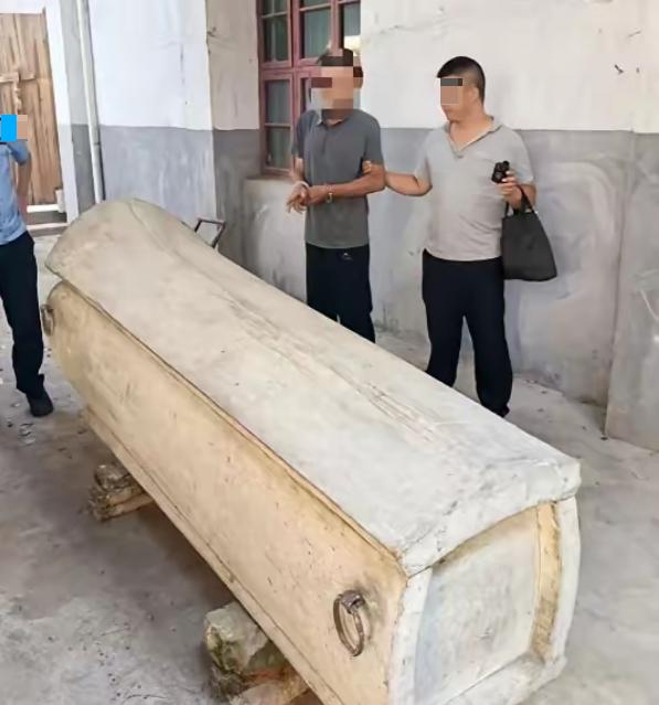 “穷疯了？”湖北，69岁老人在8年前准备了一副柏木棺材，存放在自家猪圈里，谁知，