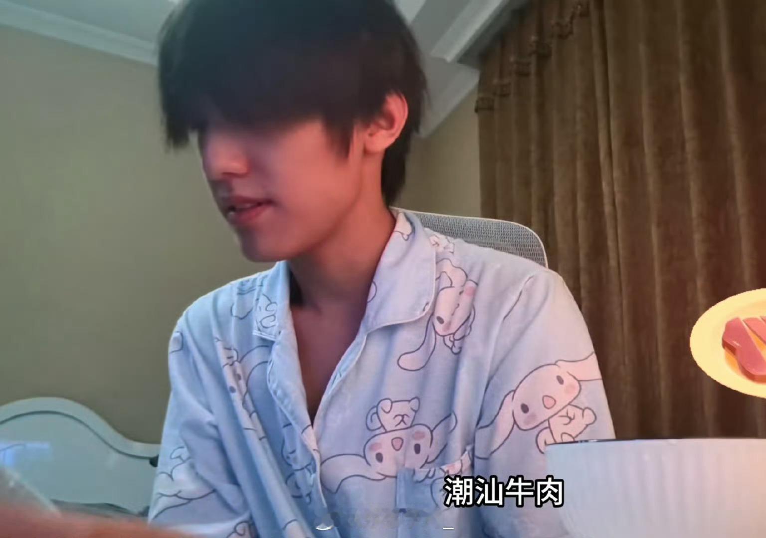 张泽禹吃播聊天vlog 张泽禹吃播聊天vlog来袭，直接把粉丝“拿捏”！看着他吃