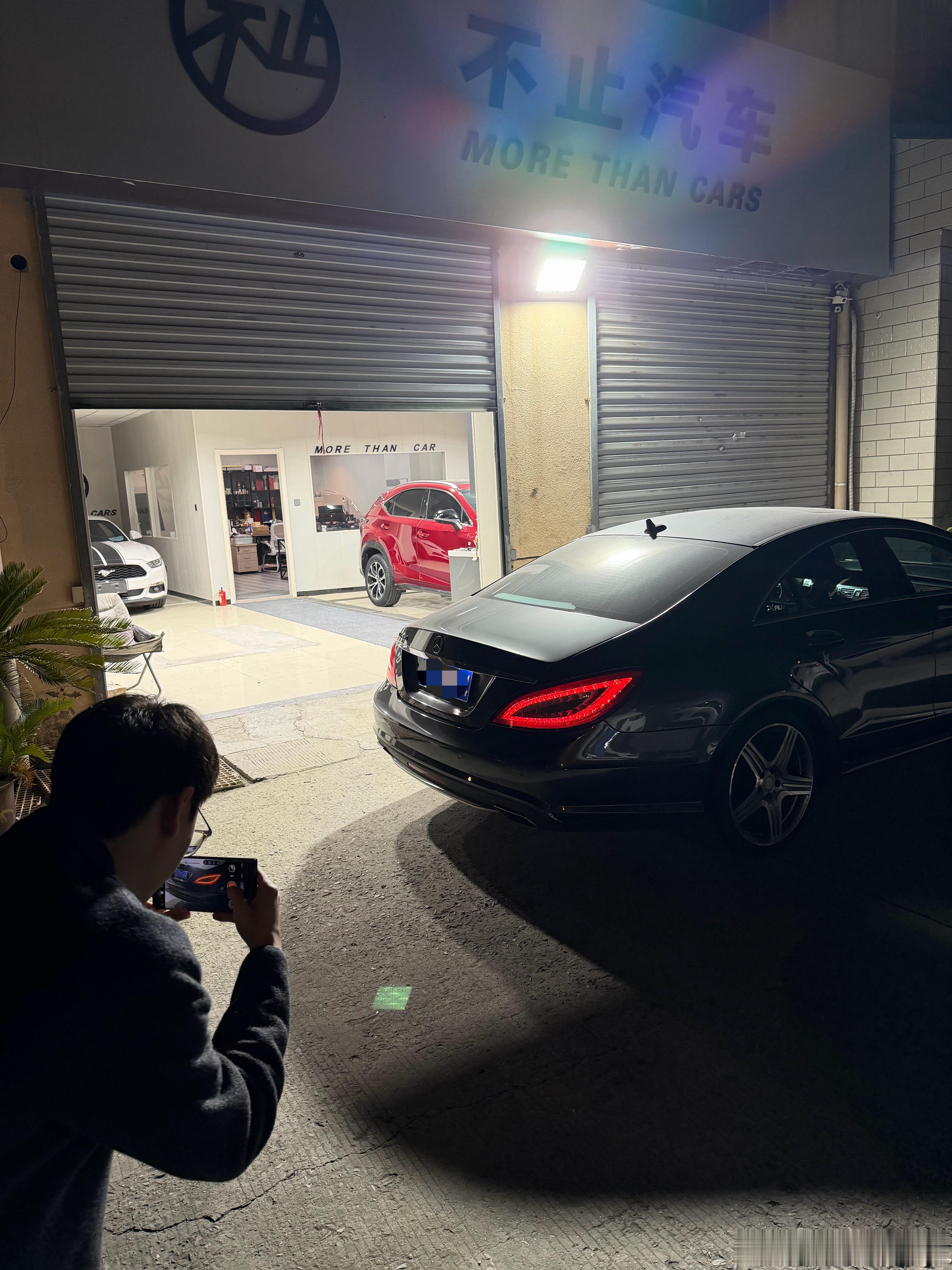 00后小兄弟非常喜欢cls，我很诧异这个年龄还有喜欢老旧燃油v6的我一激动，好像