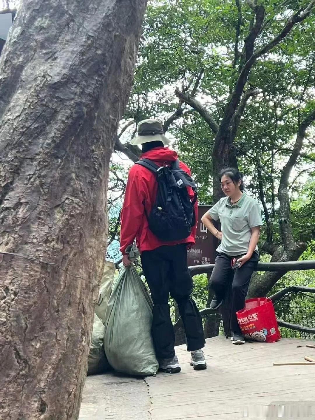 世界纷纷扰扰 我们热心市民王星越在山上捡拉几 换纪念品。。。王星越回应爬山哭了欢