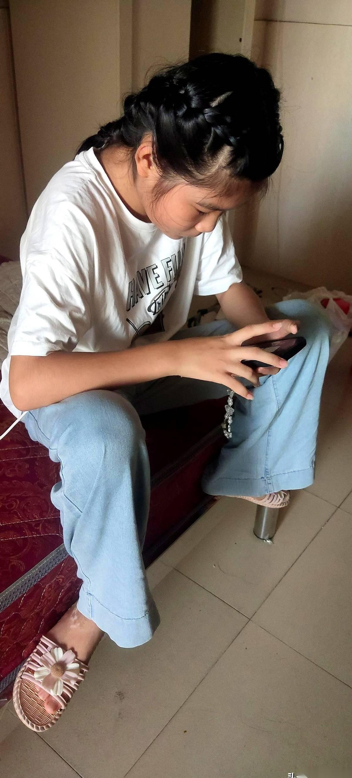 有些伤害，真不是外人给的。
恰恰是那些打着“为你好”旗号的亲人，用最软的语气，插