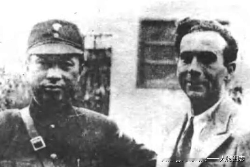 1938年叶挺与斯诺在武汉合影