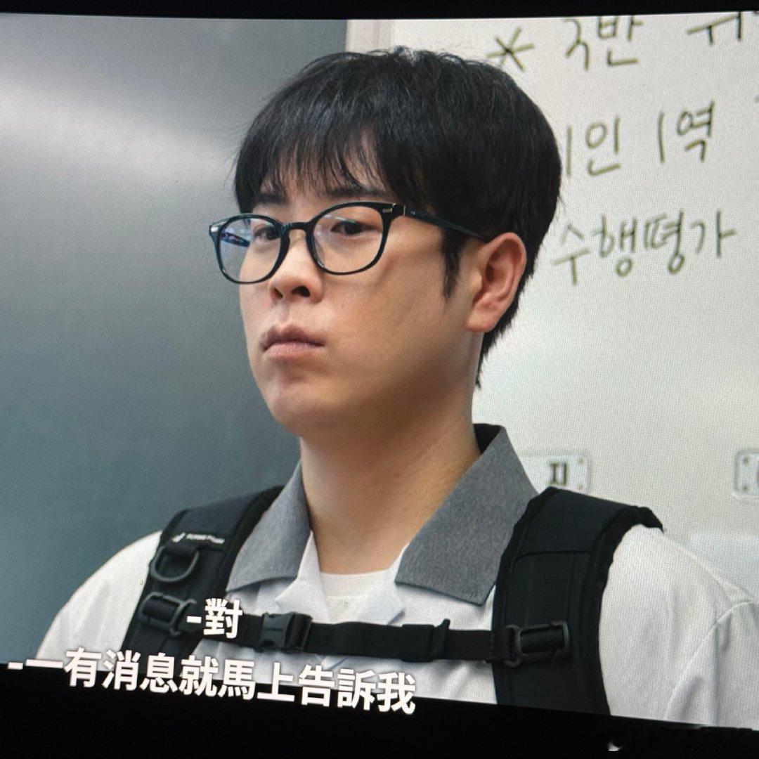 刚还想讲跟银他妈就差一副眼镜，现在可好真的就是银他妈南韩分部了能打的男人，能打的