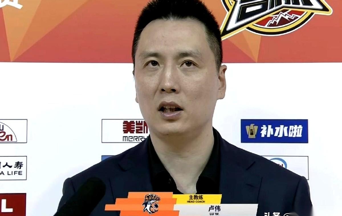 上海队14连胜，话筒全都怼到了主教练卢伟的脸前。
记者们的手都捏紧了本子，镜头后