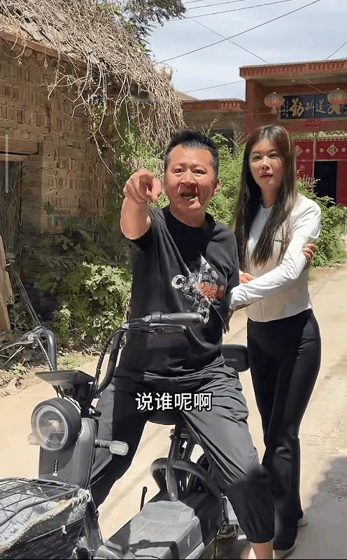 说话还真得小心啊！
李嘉诚和媳妇外出，被路人当成父女俩，听罢直接当场发飙，怒斥: