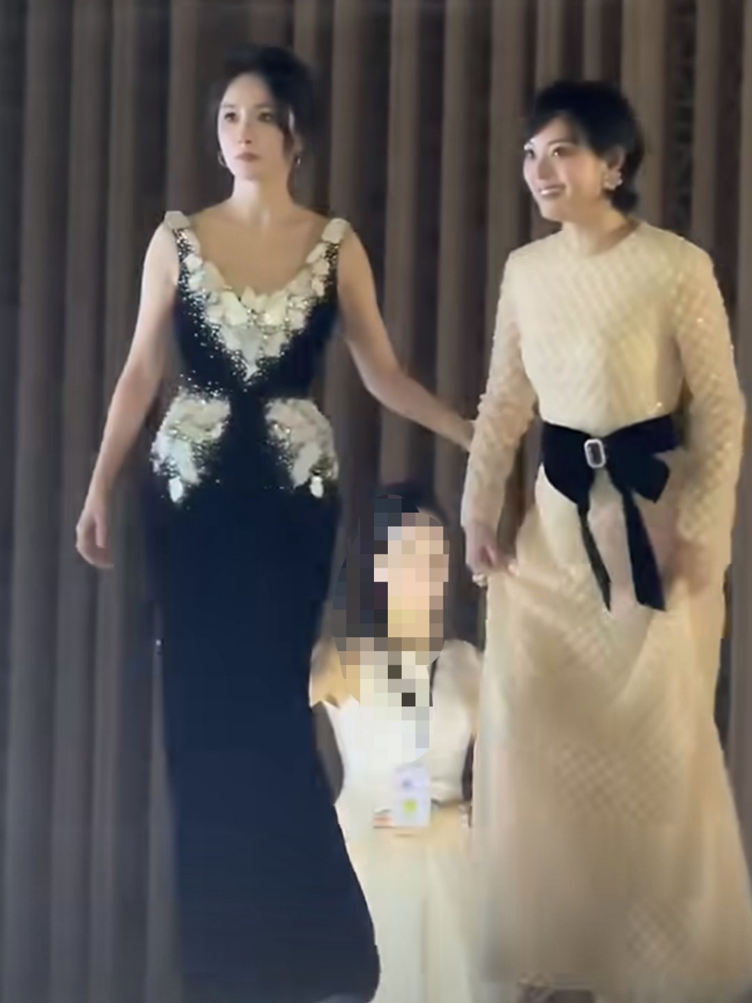 杨幂牵杨紫上台 白玉兰提名晚宴上，穿着高跟鞋的杨幂率先登台，主动搀扶了上台的孙俪