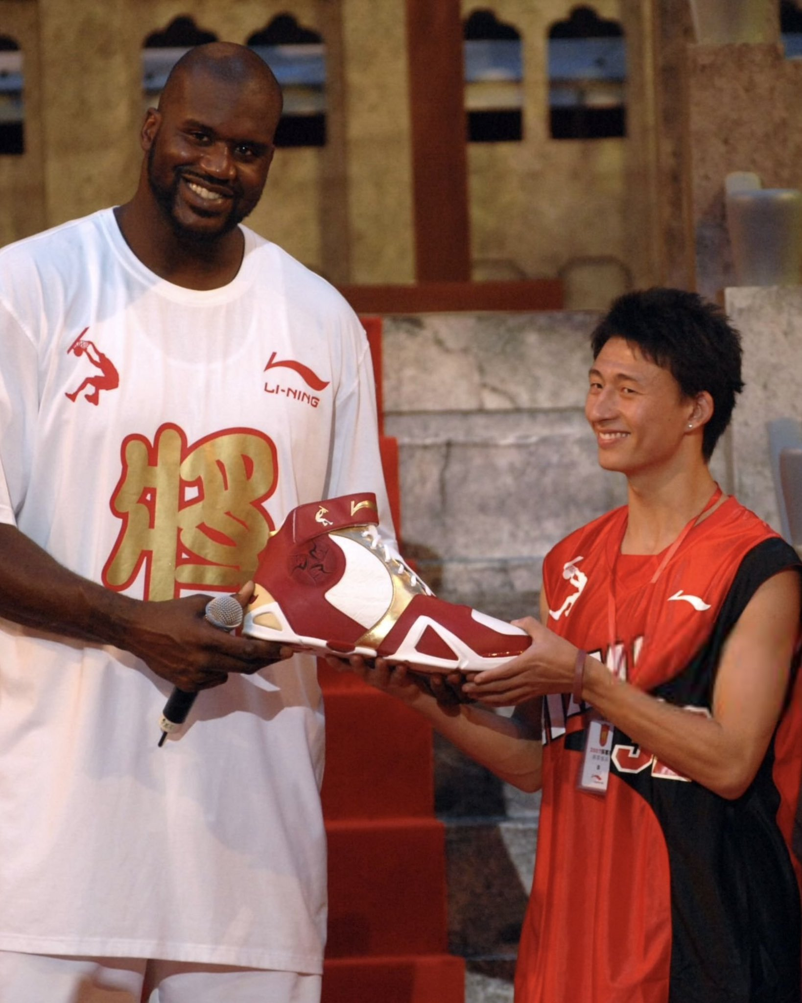 库里签约李宁 这个还有多少人记得，奥尼尔2006年和李宁签约5年合同，穿着李宁球