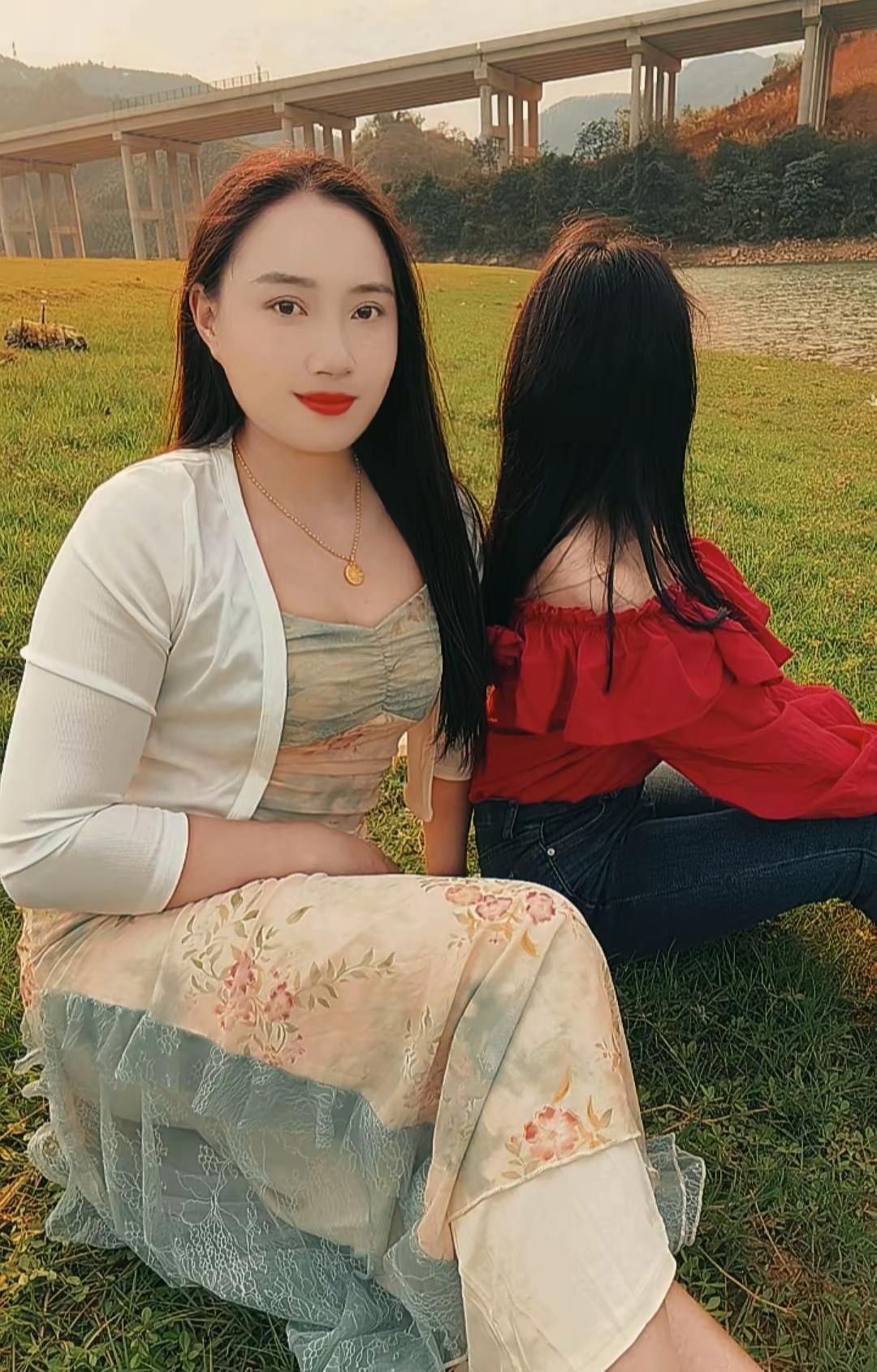 非要碎花裙才约吗，牛仔裤行不行嘛。