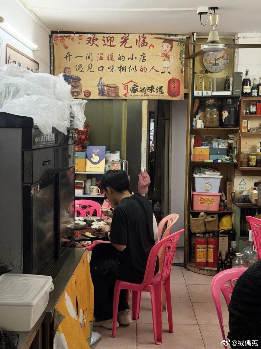 广州老板娘被7年熟客博士生邀请拍毕业照：忙疯了，外卖“爆单了”。 