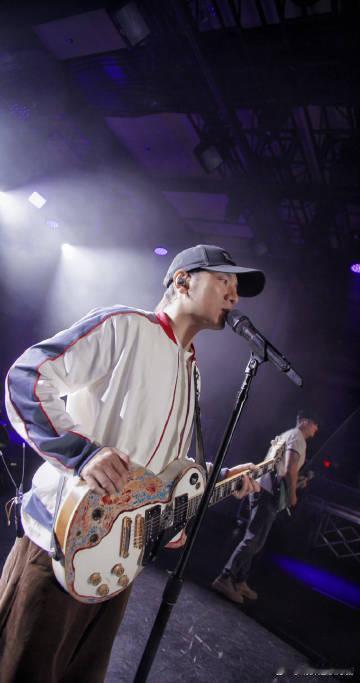 海来阿木都把彝语歌唱到海外了海来阿木海外线下人气民族音乐也可以拥有广阔的国际舞台