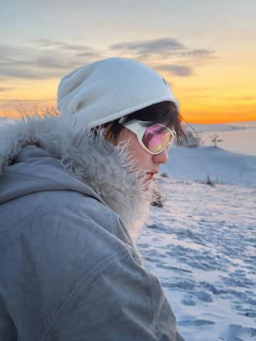 张真源俄罗斯雪地夕阳照 张真源俄罗斯雪地夕阳照，谁懂我们真源这一刻的含金量，帅哥
