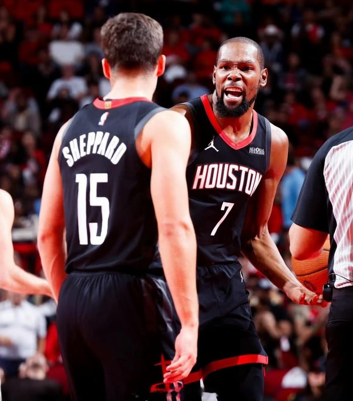 杜兰特对谢泼德说：“我们之前讨论的就是这些，当你不再犹豫，而是全力以赴地投入比赛