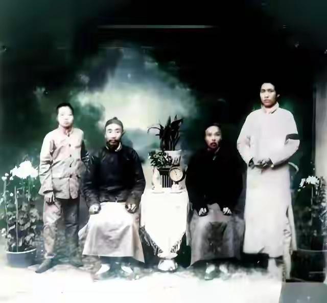 请您停留一秒钟，向伟大的父亲毛贻昌和伟大的领袖毛主席献上一朵花！

这张照片拍摄