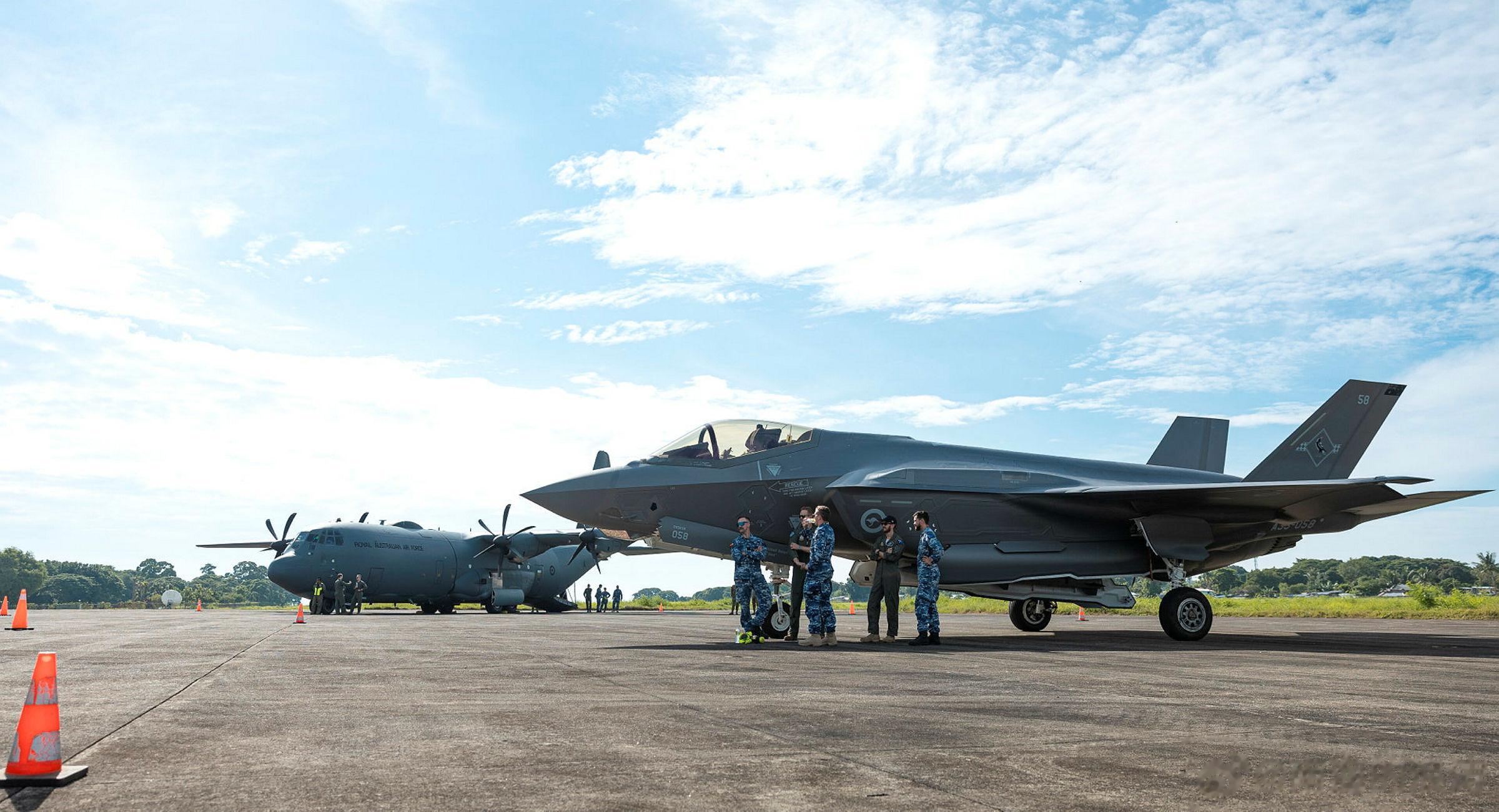 Alon联合演习期间，澳空军的C-130J、F-35A和E-7A部署在面对南沙群