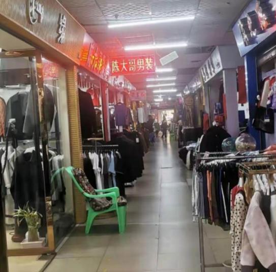 为什么唯独在我们中国，电商彻底干趴了实体店？这么说吧，同样的东西，网上卖300，