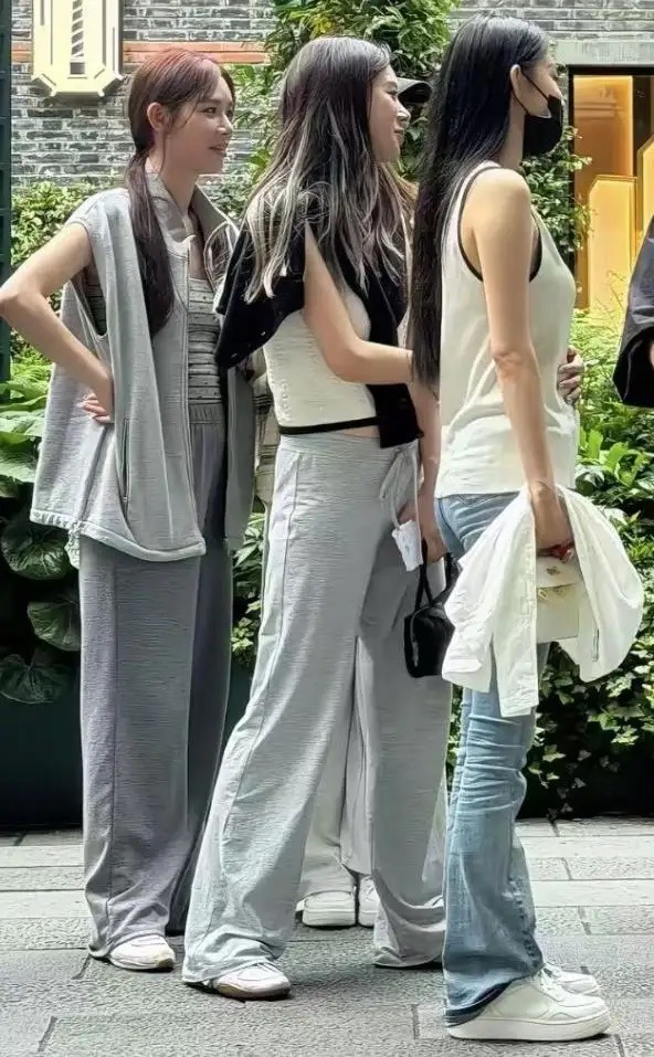 潘玮柏是真宠老婆，不管是聚餐还是聚会，都习惯带着宣云一起，把她护在身边。有网友就
