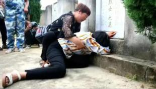 1984年，新婚三天的丈夫，上前线打仗不幸牺牲。不料，她的妻子却立马改嫁给了他的