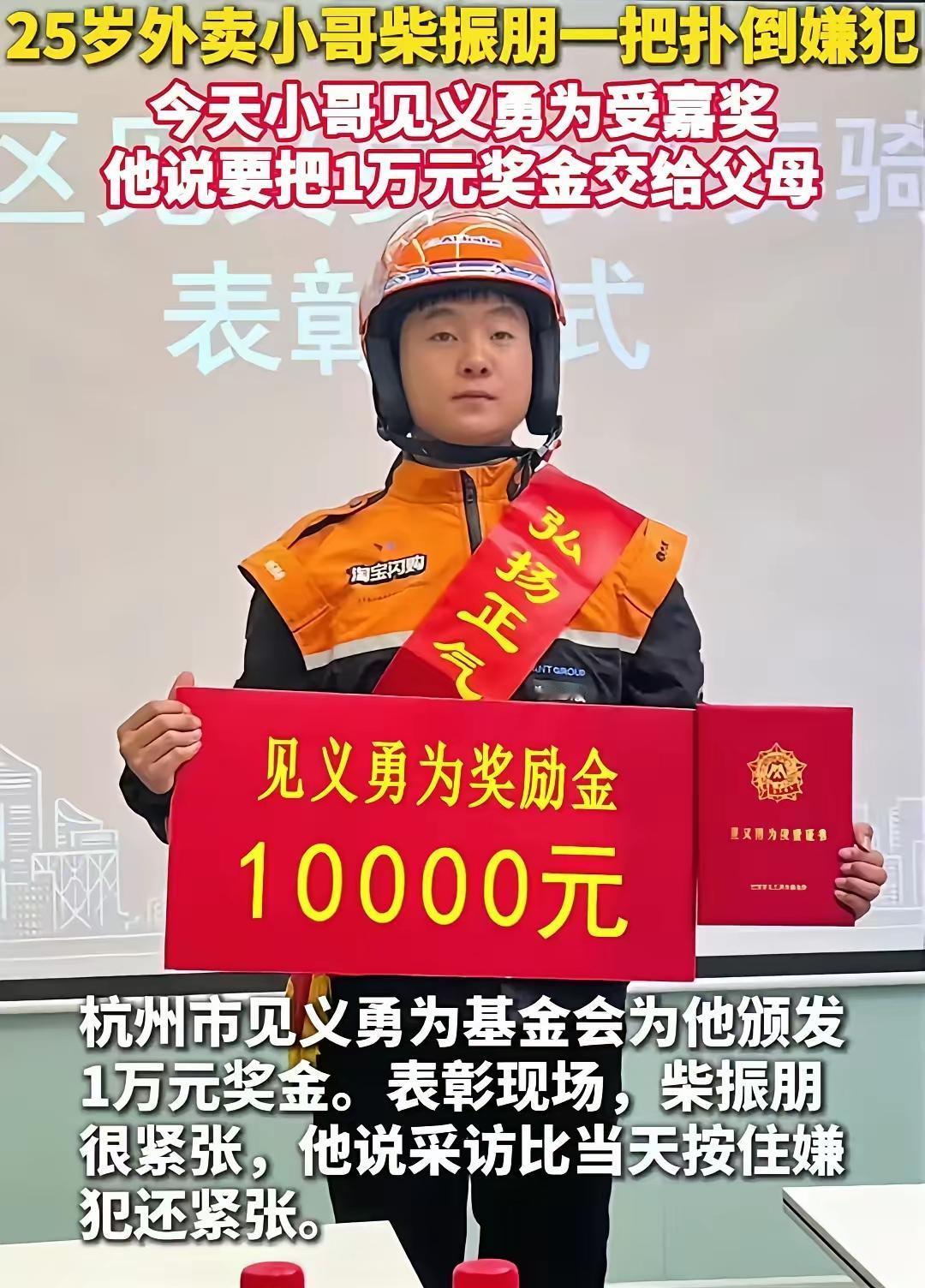 我刷到杭州这事直接拍大腿！商场里居然有人抢珠宝手镯，柜姐喊得嗓子都哑了，周围人全