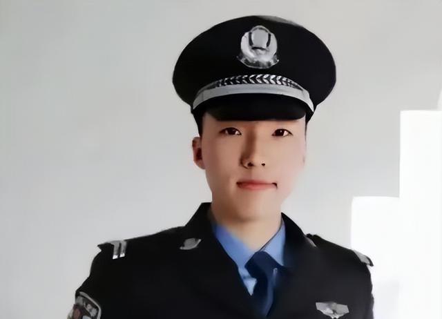 2020年，江苏一民警因公殉职，谁料两年后，他的母亲竟在商城看到儿子身影，这让母