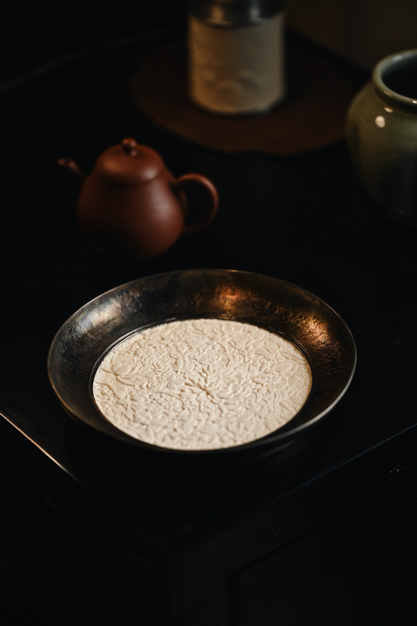 猛犸x锡 | 繁花盛景 壶承盘择料细腻，盘面百花浮雕层层叠叠，似将春日盛景凝于方