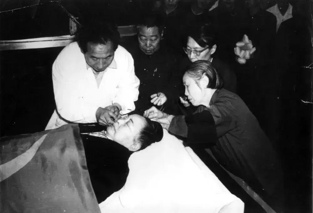 1981年，宋庆龄先生遗体告别仪式上，记者拍下的镜头，照片中宋先生生前的工作人员