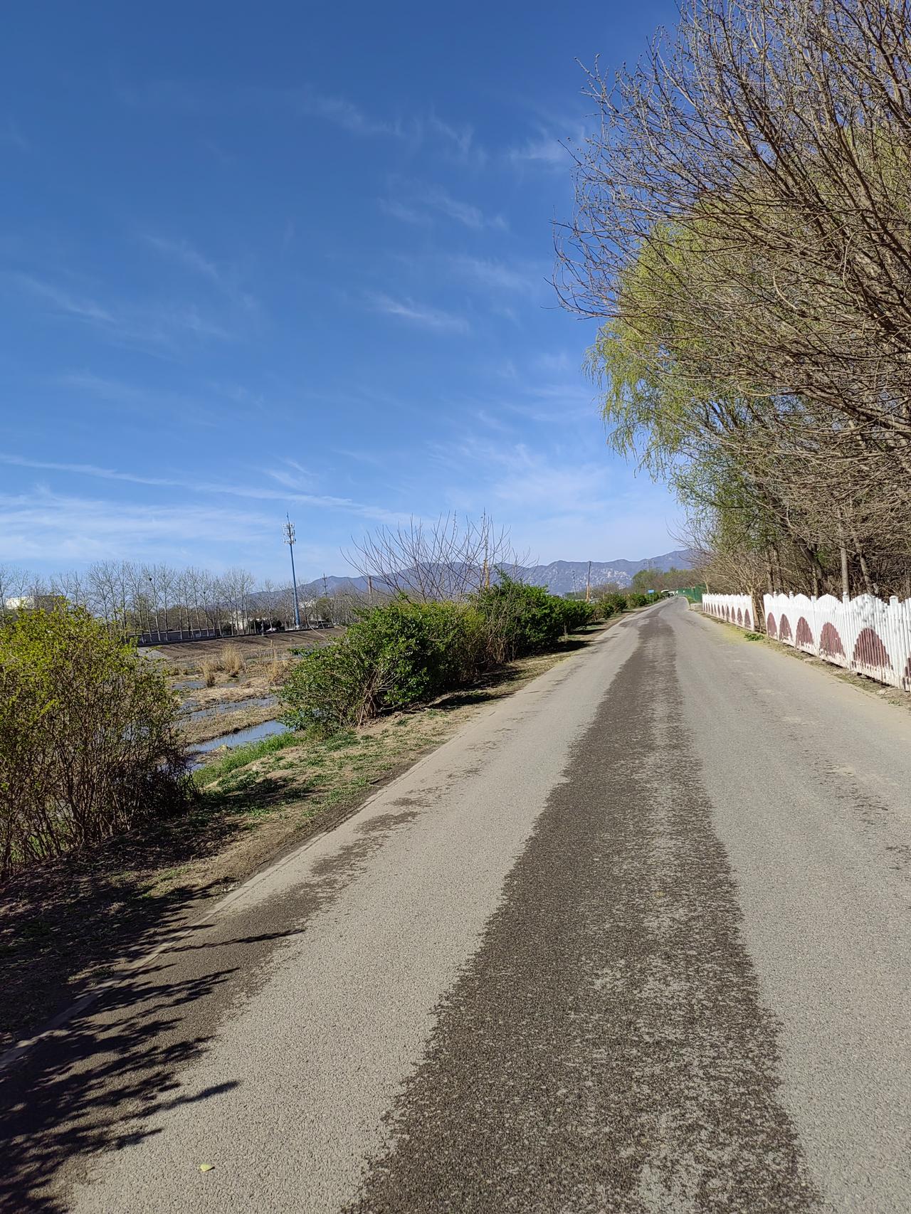 走了多年的路，每天遛弯都去走一走