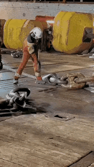 再大的船，在大海之中，就像风中一枚树叶一样，显得太微不足道了，大海轻轻抖动一下身