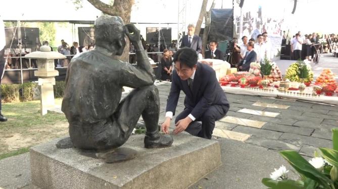 当“台独”政客放下民族尊严，选择屈膝谄媚时，便注定被永远钉在历史的耻辱柱上，赖清