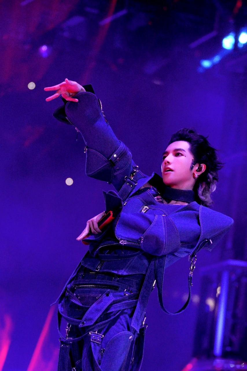 #华晨宇说四面台能看清歌迷表情#火星演唱会四面台快问快答知识点好多，在视频中回答