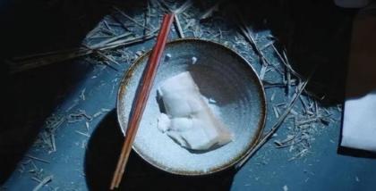 古代死囚吃断头饭时，为何会放一块腥臭的生肉？别小瞧它，有大用。
 
阴冷潮湿的死
