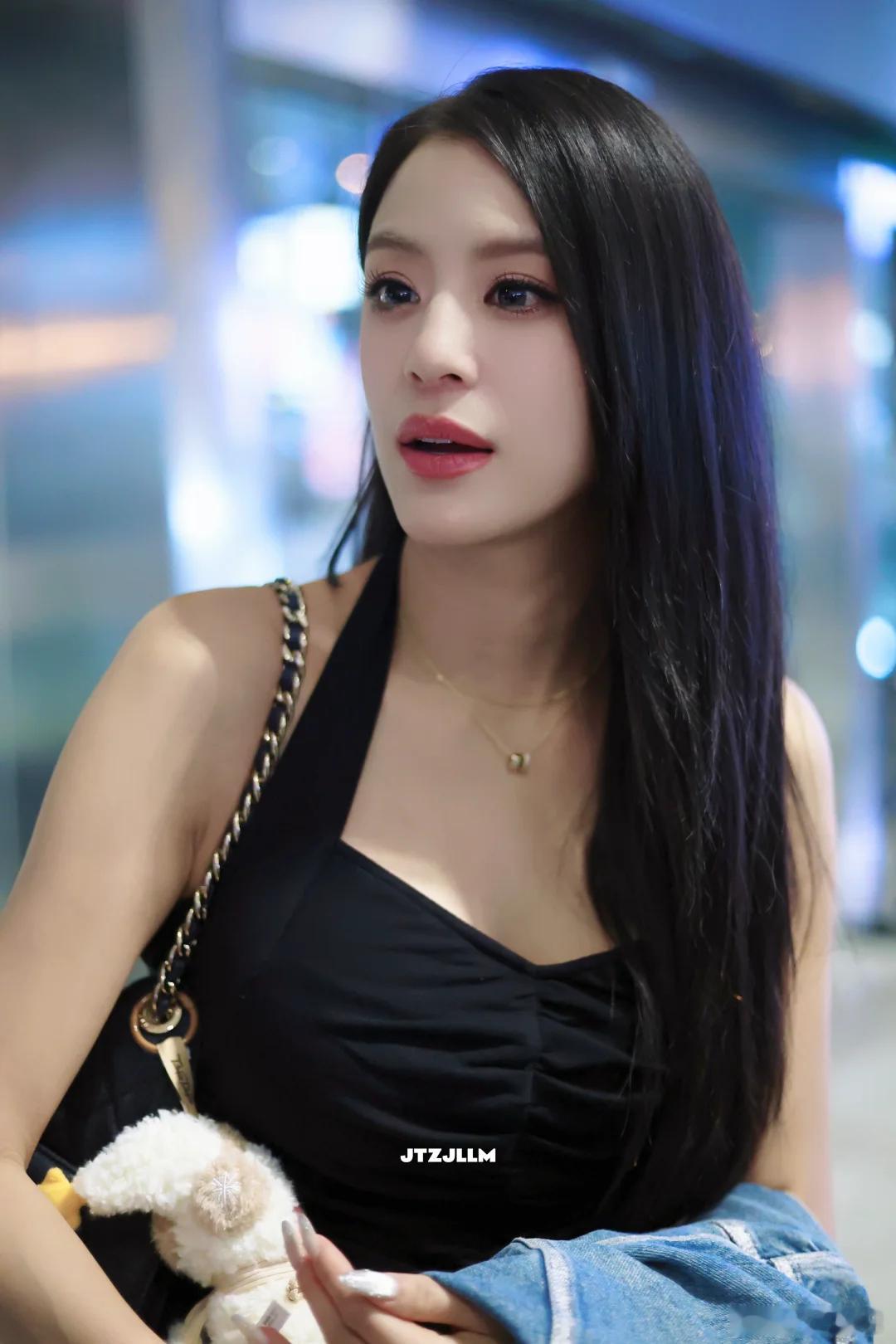 江语晨脐钉谁能拒绝江语晨这种反差魅力！私下直接解锁辣妹穿搭，清甜长相配上随性酷飒
