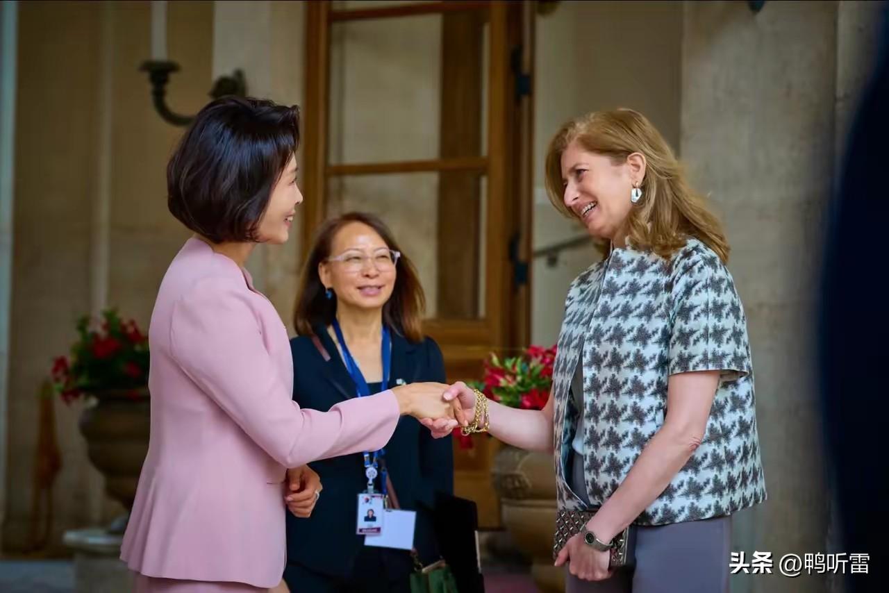 替母出征，意大利总统马塔拉雷女儿劳拉接待金惠景，劳拉女士在礼仪主打的金惠景面前，