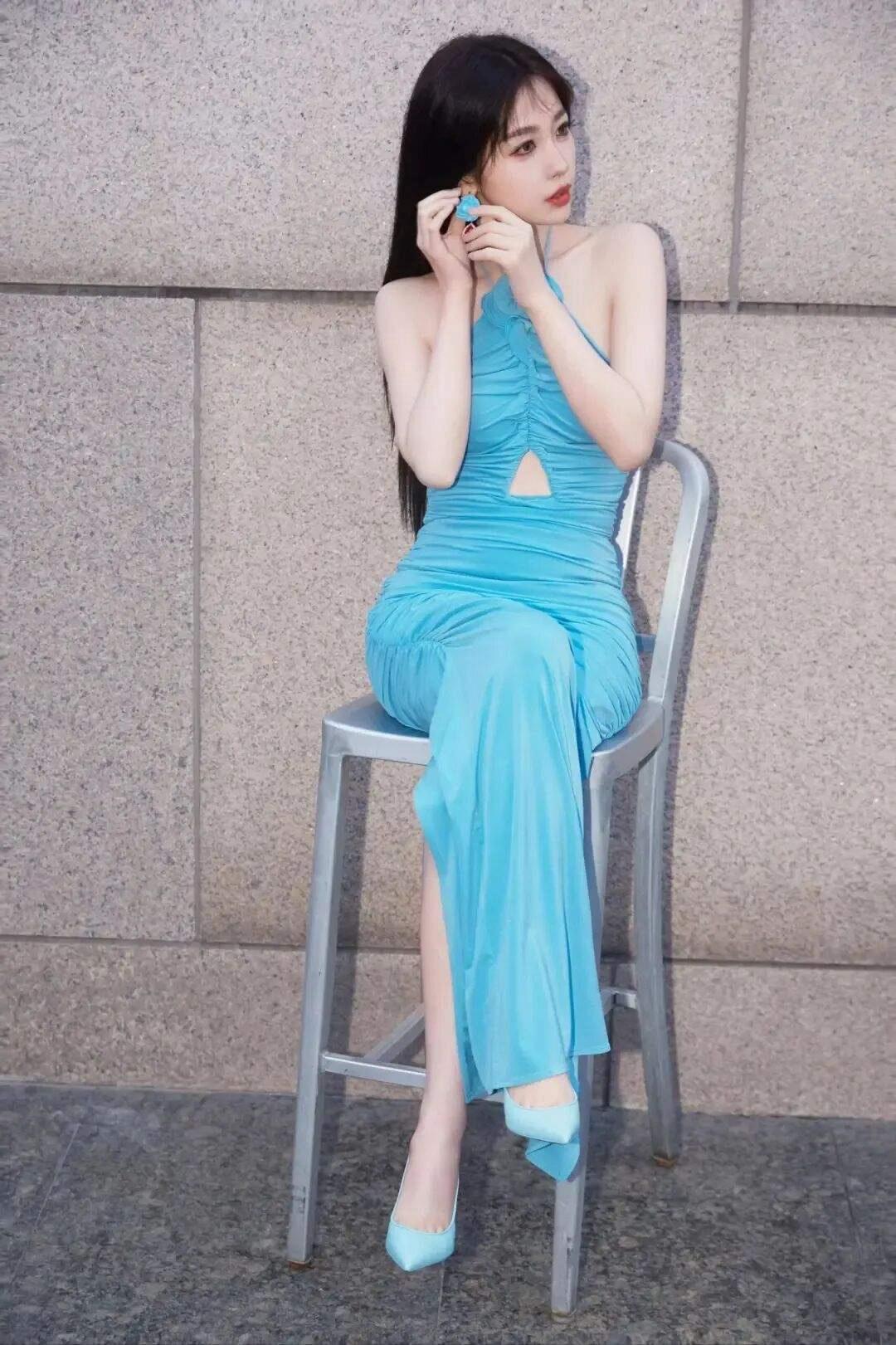 优雅蓝裙，静谧时光，轻抚耳畔，尽显温柔。