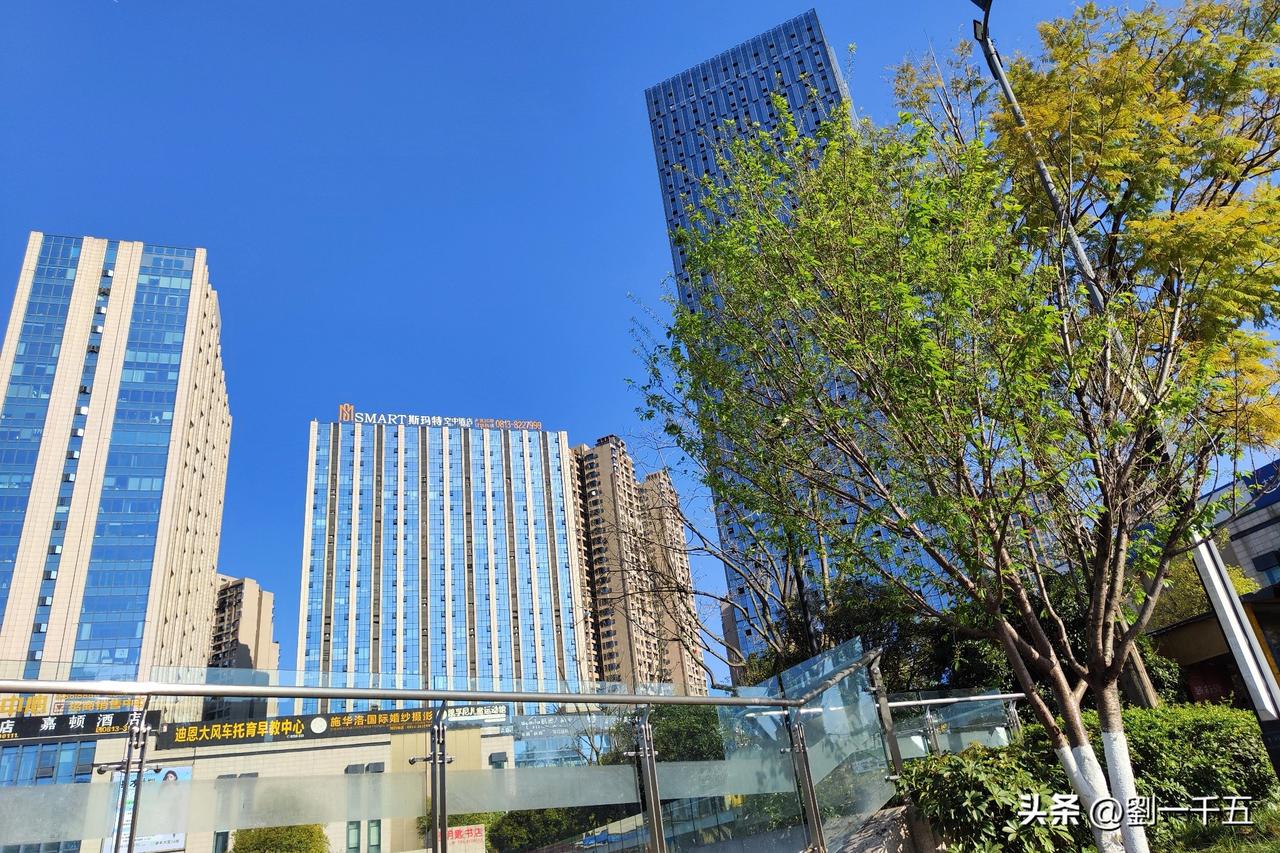 大概是五月份，他老婆过五十岁生日。也不知道他是怎么考虑的，要给老婆过生日办一下。