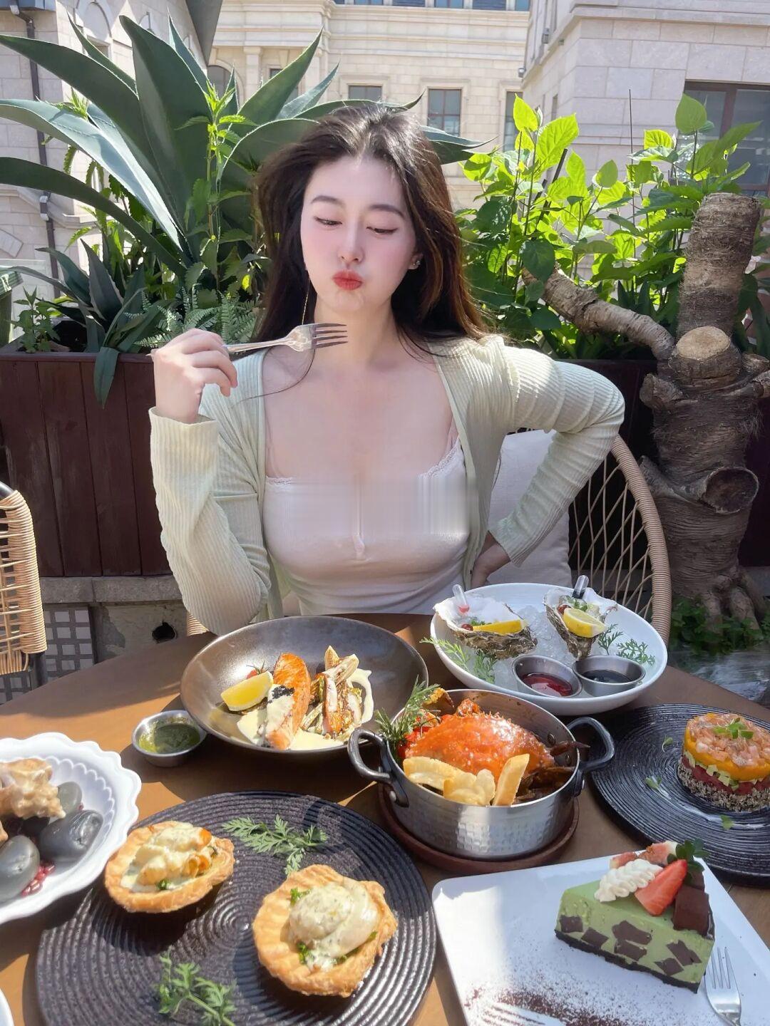 好看的餐厅里好好吃饭