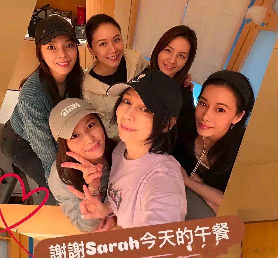 林心如在台湾的朋友圈够强大的啊，都是非富即贵！她和一帮好闺蜜聚餐，除了徐若瑄，其