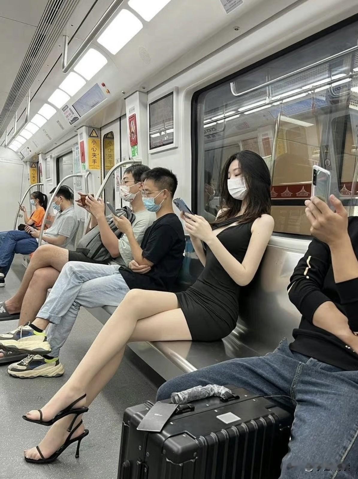 唉，我真是服了地铁上的这些男人，明明有美丽的风景不去看，一个个却抱着手机目不转睛