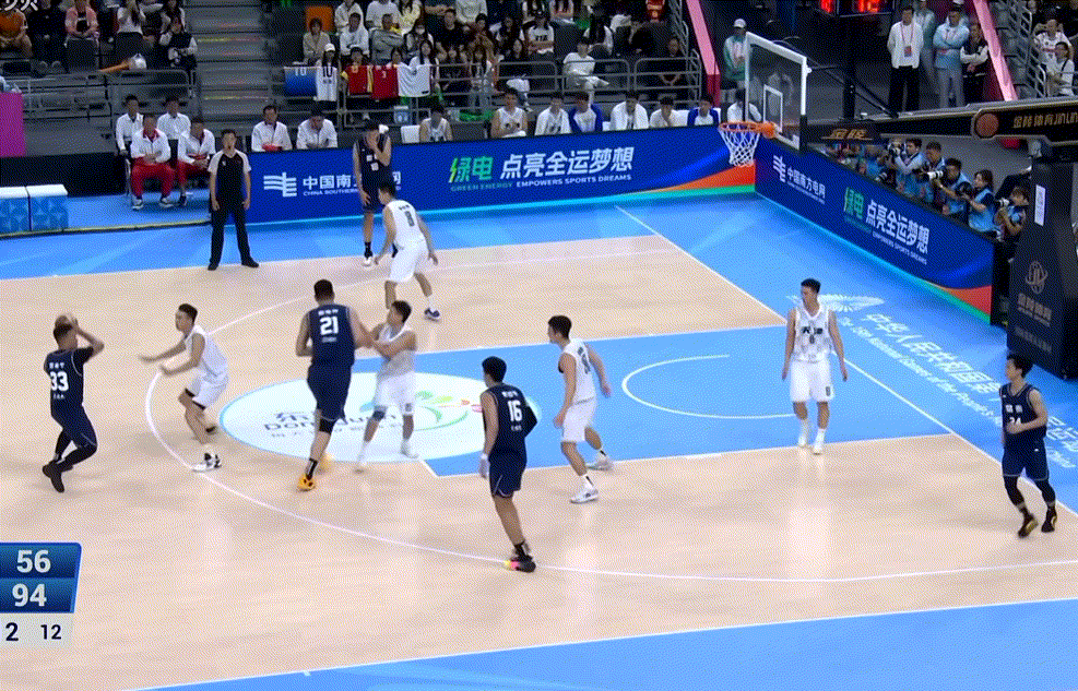 领先40分主力休息，广东队继续演练双塔阵容，焦泊乔+刘传兴高低位连线，大刘轻松吃