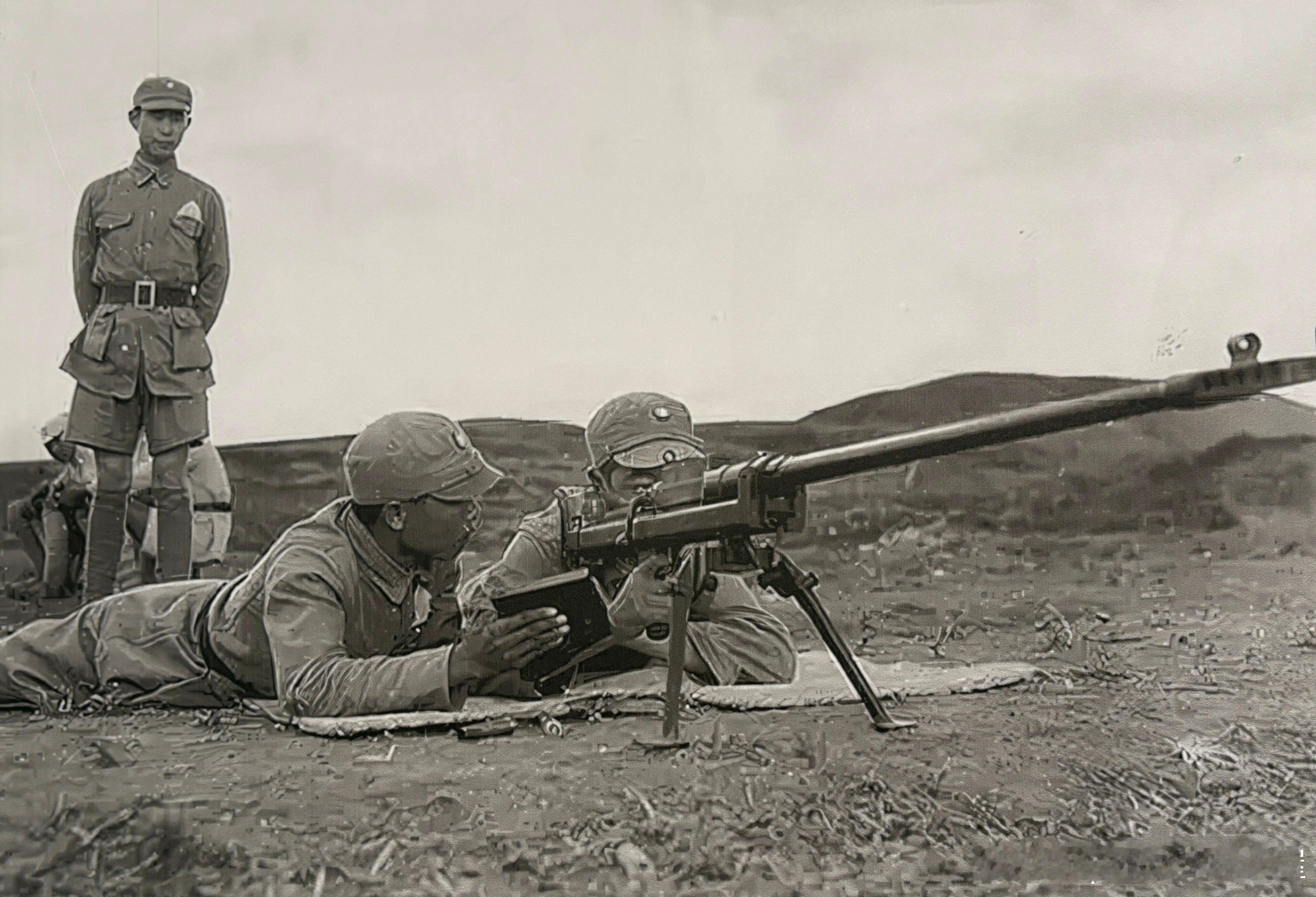 1944年5月一名中国远征军步兵在练习使用英国Boys反坦克步枪。该枪1937年