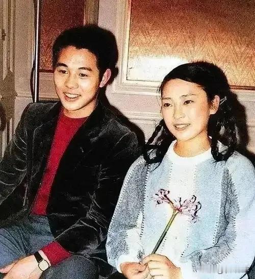 李连杰的大女儿李思官宣结婚了，这位33岁的姑娘是李连杰和前妻黄秋燕所生，从小在父
